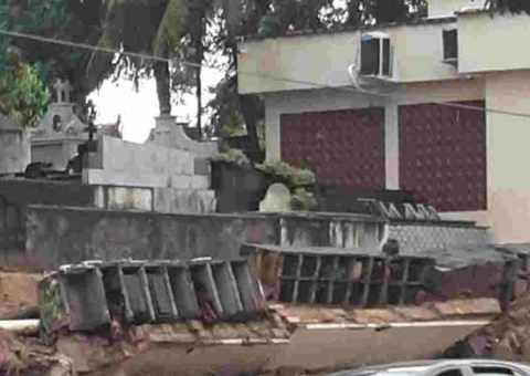 Restos mortais ficam expostos em rua após muro de cemitério desabar