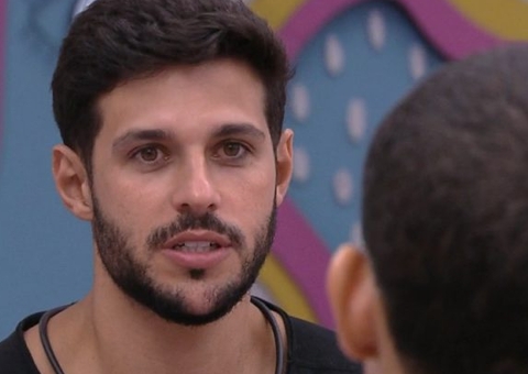 Rodrigo usa o termo 'traveco' e é repreendido por brothers no BBB 22