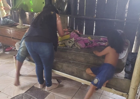 Crianças abandonadas em casa suja são resgatadas em Manaus: "não parece que humanos moravam ali"