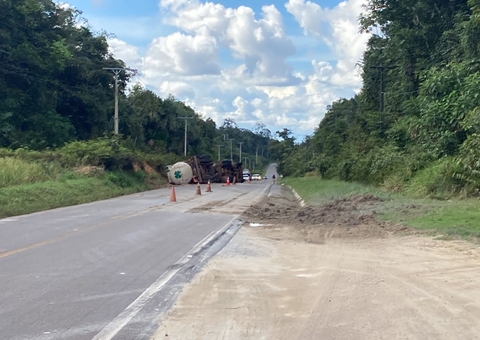 Sob risco de explodir, caminhão com combustíveis continua tombado na BR-174