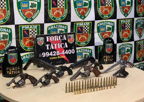 Criminosos abandonam mochila com armas e munições de fuzil em beco em Manaus