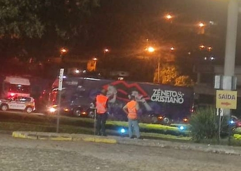Ônibus de Zé Neto e Cristiano é escoltado por policiais após dupla cancelar show
