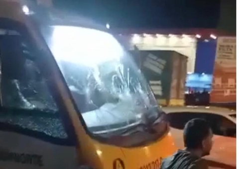 Micro-ônibus 'Amarelinho' é destruído por motorista em briga de trânsito em Manaus