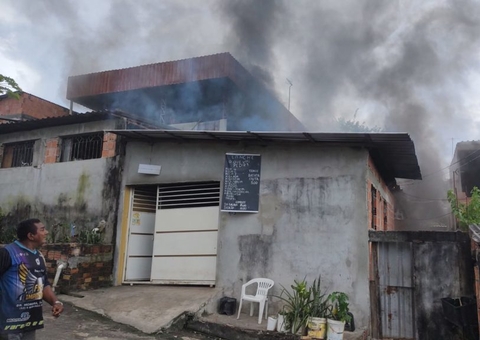 Irmãos ateiam fogo na própria casa em Manaus; veja vídeos