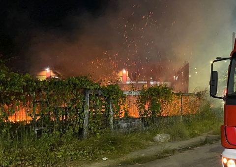 Incêndio em terreno baldio assusta moradores em Manaus