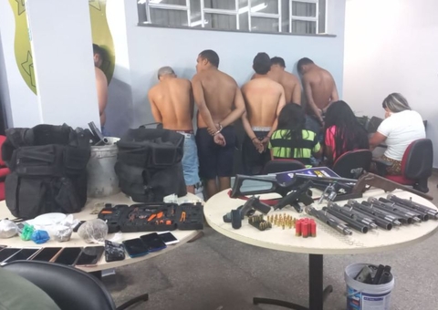Grupo é preso com armas e explosivos enterrados em casa em Manaus