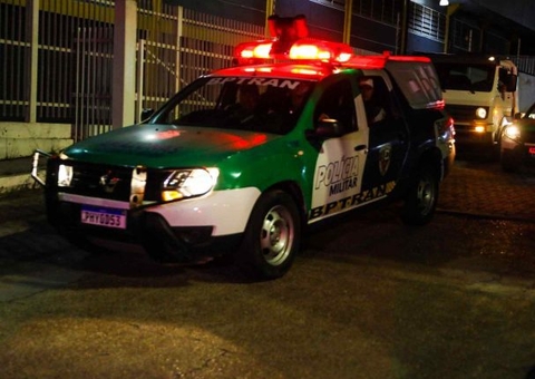 Jovem é preso por tentar matar a mãe com garfo de churrasco em Manaus