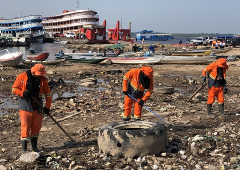 Prefeitura retira lixo acumulado na orla da Manaus Moderna