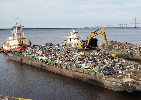 Cerca de 400 toneladas de lixo são retirados de rios e igarapés de Manaus