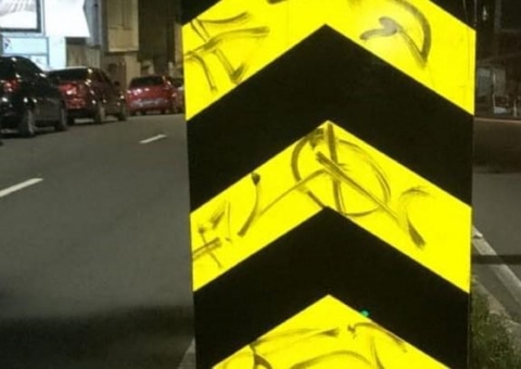 Placa pichada no Centro de Manaus aumenta riscos de acidentes