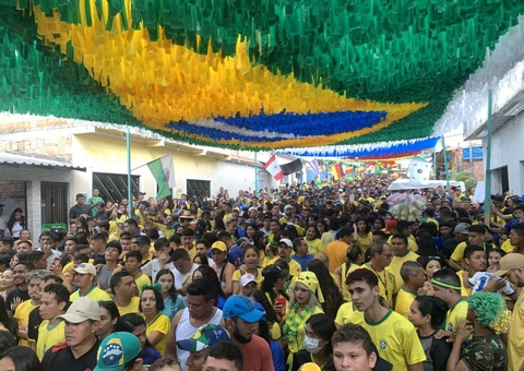 Mais de 3 mil torcedores lotam 'Rua da Copa' em Manaus para assistir jogo do Brasil