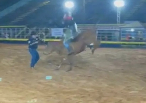 Locutor é pisoteado por touro durante rodeio; veja vídeo