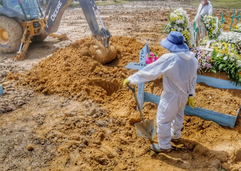 Brasil tem média móvel acima de mil mortes por Covid após 15 dias em queda