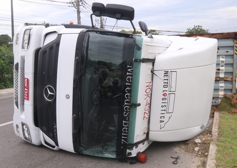Carreta com madeira tomba e avenida deve ser interditada em Manaus