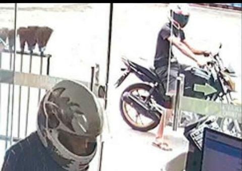 Vídeo registra momento em que bandidos assaltam mercadinho em Manaus