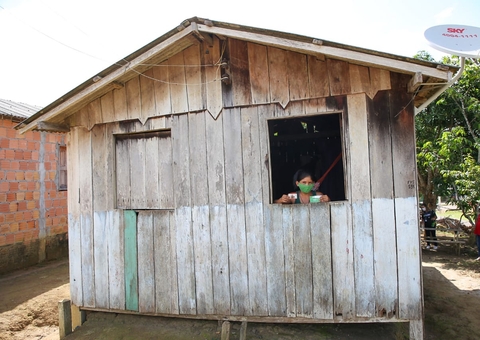 Cartões do Auxílio Estadual são entregues no interior do Amazonas