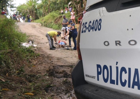 Após ser morto, jovem é arrastado e abandonado em rua de Manaus