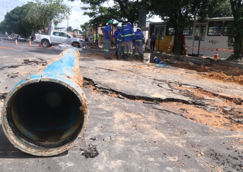 Adutora rompe, altera trânsito e deixa bairros sem água em Manaus 
