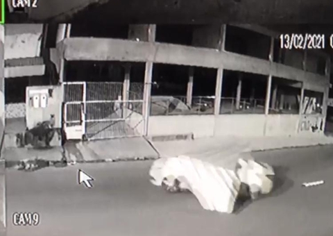 Vídeo: Suposto PM foge após morte de mulher trans em motel de Manaus