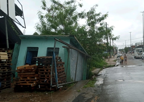 Adutora rompe e causa estrago na zona Leste de Manaus 