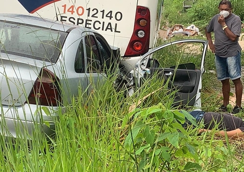 Industriário morre em colisão violenta de carro com rota em Manaus