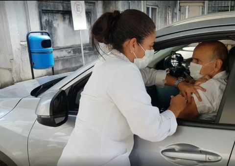 Drauzio Varella é vacinado contra a Covid-19 