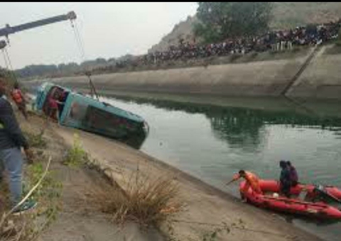 Ônibus cai em rio e deixa 35 mortos na Índia