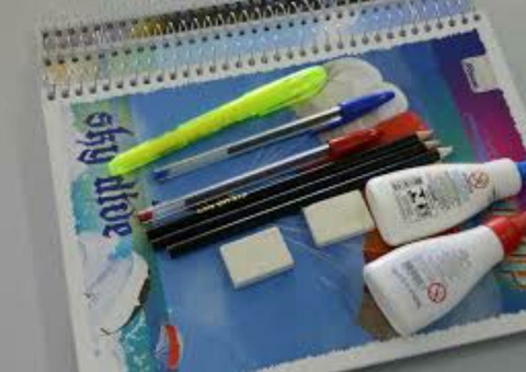 É falsa a mensagem da distribuição de kits de material escolar em Manaus 