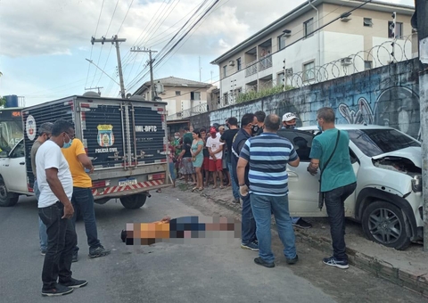 Homem colide carro em muro após ser baleado em ação policial em Manaus