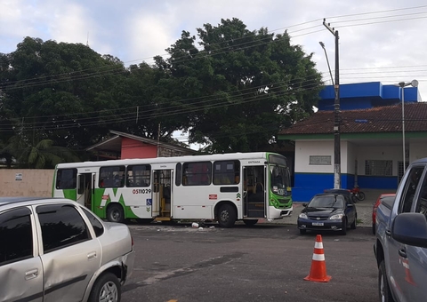 Criminoso é baleado após assaltar ônibus em Manaus 