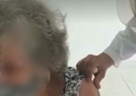 Vídeo: Filha registra falsa aplicação de vacina em idosa em SP