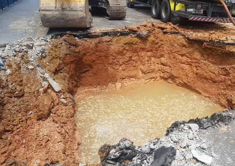 Cratera se abre em avenida após dias de chuva em Manaus 