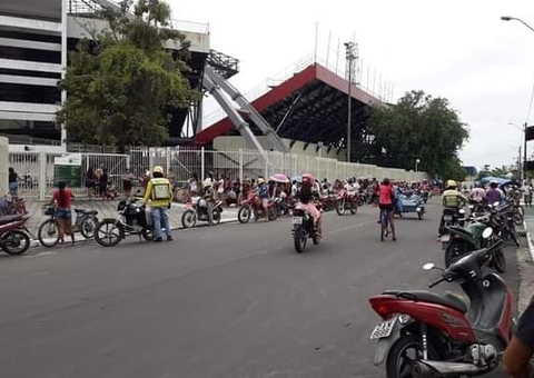 Entrega de cartão do auxílio estadual gera filas e aglomerações no Amazonas