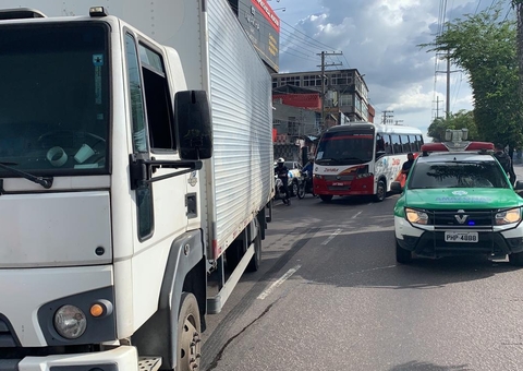 Menino de 8 anos é atropelado por caminhão em avenida de Manaus