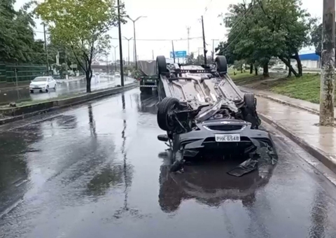 Durante forte chuva, motorista capota carro em avenida de Manaus