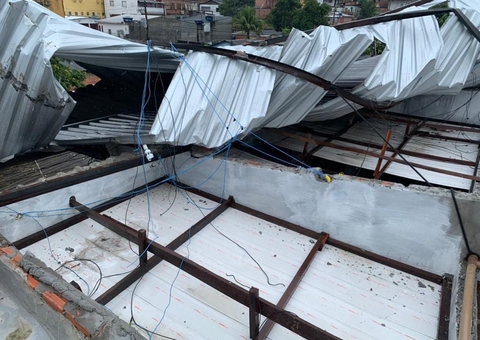 Casa fica destelhada após forte chuva em Manaus 