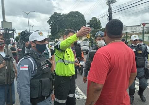 Em clima de tensão, manifestantes chegam a Aleam em Manaus