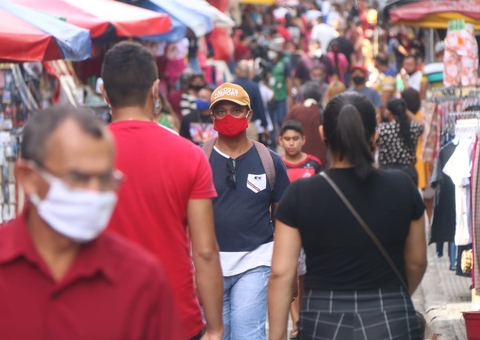 População lota o Centro de Manaus em primeiro dia da reabertura do comércio