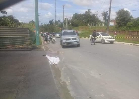 Mulher morre ao ser arremessada em sarjeta durante violento acidente no AM