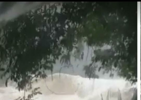 Vídeo registra jovem sendo arrastado por cabeça d'água em cachoeira