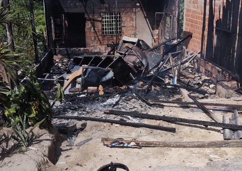 Casa fica completamente destruída após incêndio em Manaus