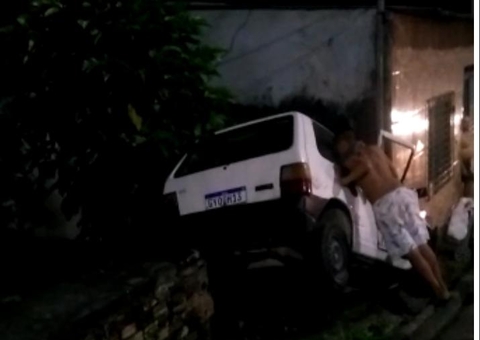 Mulher morre atropelada na calçada de casa em Manaus por carro desgovernado