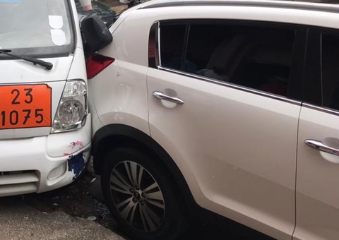 Caminhonete perde o controle e bate em carro de luxo em Manaus