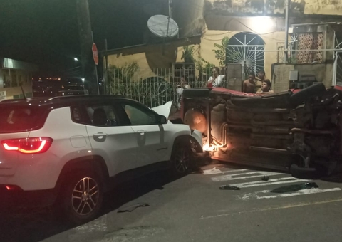 Carro capota em acidente violento envolvendo criança em Manaus