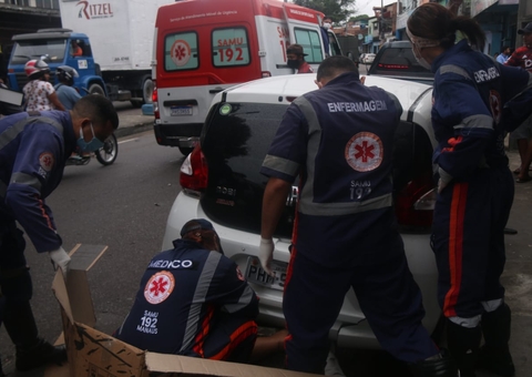 Motociclista morre ao parar debaixo de carro em acidente grave em Manaus