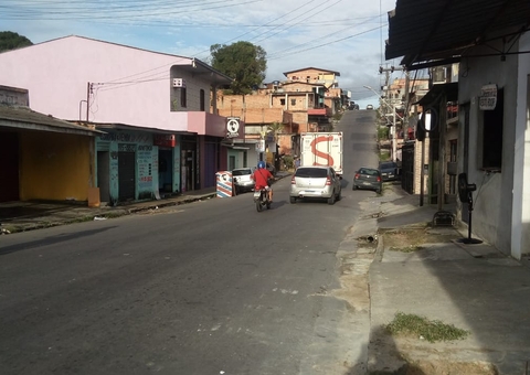 Jovem é baleado dentro de barbearia durante suposto assalto em Manaus