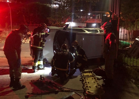 Casal fica preso às ferragens após carro capotar em avenida de Manaus