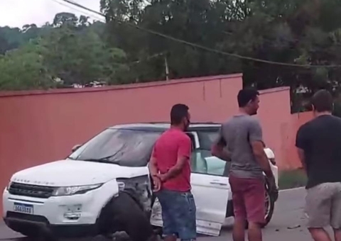 Carro fica destruído após bater em motocicleta em Manaus