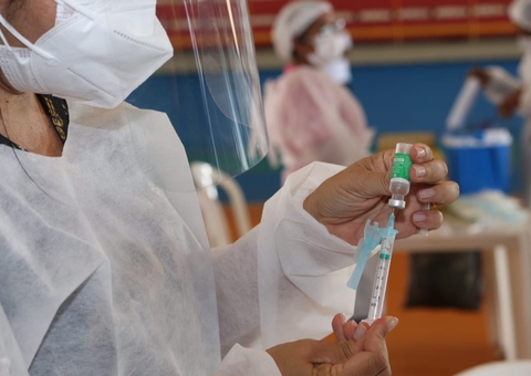 Pessoas a partir de 40 anos devem ser vacinadas durante viradão nos postos em Manaus