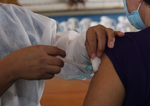 Pfizer afirma que vacina imuniza por 6 meses e é eficaz contra variante